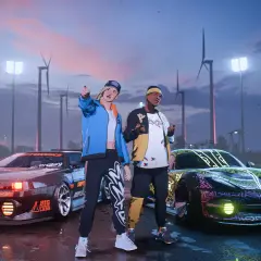 Dwóch graczy z najnowszego Need for Speed pozuje przy zmodyfikowanych autach na tle wiatraków i nocnego nieba.