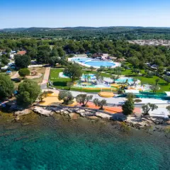 Widok z lotu ptaka na **camping Polari Chorwacja** z basenami, placem zabaw i morzem.