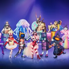 En grupp fantasifulla karaktärer, redo för Masked Singer-tid. En pumpahuvud-häxa, en popcorn-tjej, en älgkung och fler.