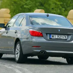 Szare BMW E60 530xi na brukowanej ulicy. Zastanawiasz się nad jego spalaniem?