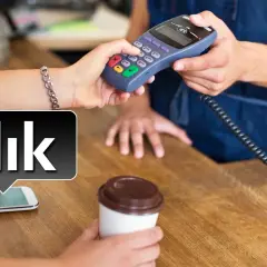 Klient płaci za kawę zbliżeniowo telefonem. Blik to szybki sposób na płatność, który widzi odbiorca.