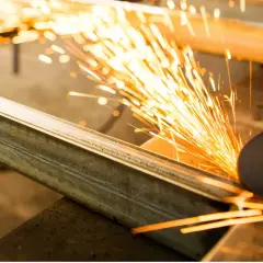 Un disco da taglio genera scintille mentre taglia un profilo metallico. Ecco come tagliare alluminio con precisione.