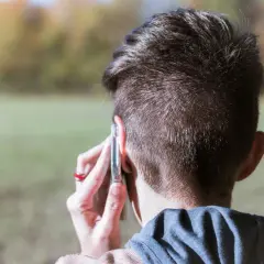 Mężczyzna rozmawia przez telefon, słychać numer kierunkowy +380.