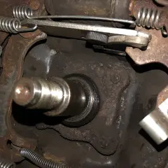 Detaljer från bromsbackarna på en Volvo V70. En mekaniker kan behöva justera handbroms v70 för att säkerställa optimal funktion.