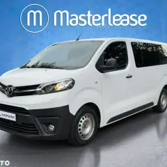 Biała Toyota Proace używana, idealna do transportu pasażerów. Sprawdź ofertę!