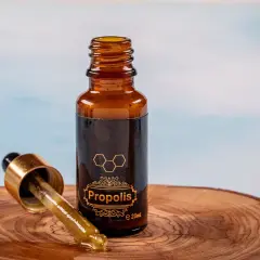Krople propolisu w buteleczce z pipetką. Dowiedz się, jak stosować propolis na jelita, by wesprzeć swoje zdrowie.