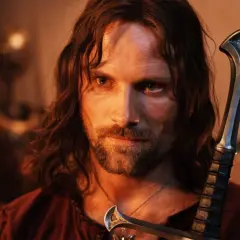 Aragorn, z mieczem w dłoni, gotowy do walki. Władca Pierścieni wersja reżyserska.