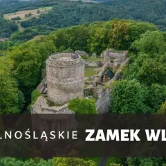 Ruiny zamku Wleń na tle zielonych wzgórz. Dowiedz się, jak dojechać do tego malowniczego miejsca.