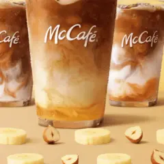 Chcesz wiedzieć, ile kofeiny ma kawa z McDonald's? Na zdjęciu mrożone kawy McCafé z bananem i orzechami laskowymi.