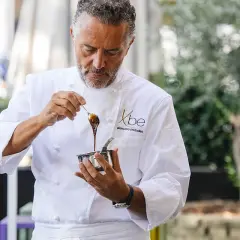 Chef Giancarlo Perbellini, con la sua maestria, prepara un ingrediente per le sue nuove stelle Michelin.