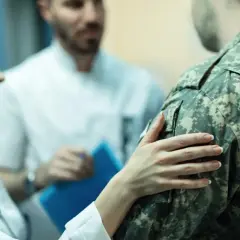 Lekarka uspokaja żołnierza, omawiając jego stan zdrowia i potencjalne choroby dyskwalifikujące ze służby wojskowej.