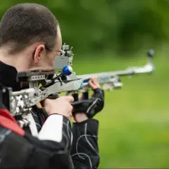 Strzelec celuje z wiatrówki, która ma spory zasięg.