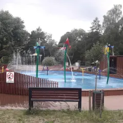 Nowe atrakcje dla dzieci w Pabianicach: wodny plac zabaw z fontannami i zraszaczami, idealny na upalne dni.