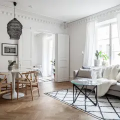 Ljust och stilrent vardagsrum med matbord och soffgrupp. Perfekt matbord vardagsrum inspiration för ett modernt hem.