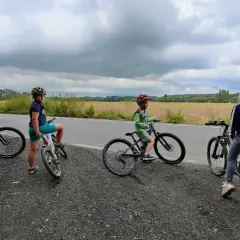 Cztery dzieci na rowerach, zastanawiają się, jaki rower dla 8 latka 20 czy 24 cali będzie najlepszy.