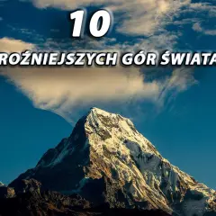 Majestatyczne, ośnieżone szczyty górskie na tle błękitnego nieba z chmurami. Tytuł "10 Najgroźniejszych Gór Świata" sugeruje, że to jedne z najwyższych i najbardziej niebezpiecznych gór na świecie.