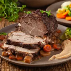 Soczysta karkówka pieczona w 160°C, podana z warzywami i puree. Idealna na obiad!