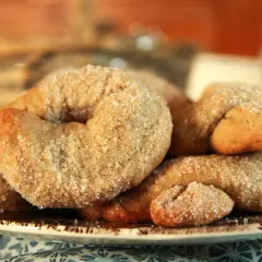 Ciambelline al vino dorate e cosparse di zucchero, pronte per essere gustate.