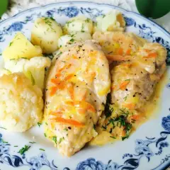 Filet z indyka w sosie z marchewką i ziemniakami. Szybki pomysł na obiad, gdy nie wiesz, co zrobić z fileta z indyka na szybko.