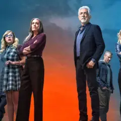 Das Team von Criminal Minds Staffel 18 steht vor einem dramatischen Himmel.