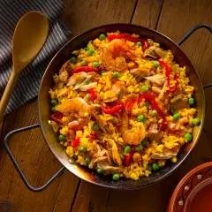 Paella de mariscos, un plato vibrante con arroz amarillo, gambas, mejillones y pimientos. ¡Así es como hacer paella!