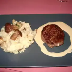 Un délicieux tournedos Rossini, un steak de bœuf tendre, servi avec un risotto crémeux aux champignons et une sauce onctueuse.