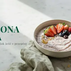 Nasiona chia na co? Pyszny deser z owocami i miodem. Słoiczek z nasionami chia obok.