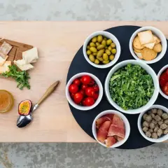 En härlig buffé med allt gott till tacos: oliver, tomater, kål, korv, skinka, köttbullar, kex, nötter och passionsfrukt.