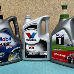 Trzy bańki oleju silnikowego: Mobil Super 1000 15W-40, Valvoline VR1 10W-60 i Mobil 1 5W-30. Test olejów silnikowych 5w30.