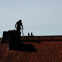 Czy trzeba czyścić komin gazowy? Poznaj obowiązki i zagrożenia