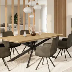 Modernes Esszimmer mit Holztisch, dunklen Stühlen und heller Wandfarbe, die für eine harmonische Feng-Shui-Atmosphäre sorgt.