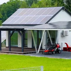 Maison avec panneaux solaires sur le toit et le carport. Un contrat EDF photovoltaïque est en cours pour le changement de propriétaire.