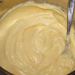 Gładki, kremowy krem patissiere w garnku, gotowy do nadziewania ciast i deserów.