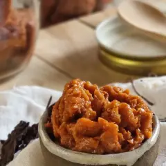 Un vasetto di umeboshi, un alimento fermentato con tanti benefici, pronto per essere gustato.