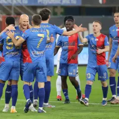 Piłkarze Piasta Gliwice świętują po meczu z Radomiakiem Radom. Radość na twarzach zawodników po zwycięstwie.