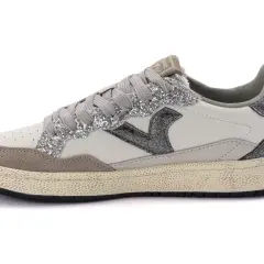 Sneakers Victoria bianche e grigie con glitter e logo a V. Perfette per un look casual e scintillante.
