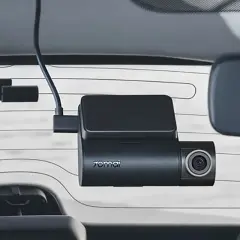Wideokamera samochodowa 70mai zasilanie trybu parkingowego, zamontowana na tylnej szybie.