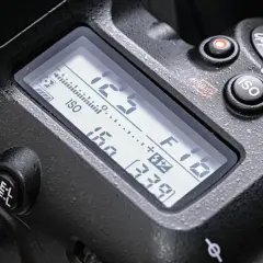 Wyświetlacz aparatu pokazuje ustawienia: ISO 160, przysłonę F1.8, czas 1/125s. To kluczowe dane dla każdego, kto chce kontrolować ekspozycję, a **światłomierz** wbudowany w aparat pomaga je precyzyjnie ustawić.