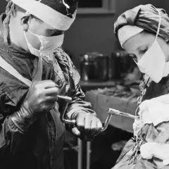 Chirurdzy podczas zabiegu lobotomii. To kontrowersyjna procedura neurochirurgiczna, która polegała na przecięciu połączeń nerwowych w płatach czołowych mózgu.