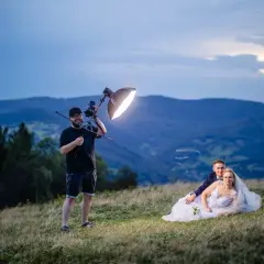 Fotograf tworzy magiczne ujęcia pary młodej podczas sesji plener co to za piękny widok!