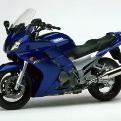 Yamaha FJR 1300 azul, lista para patrullar como una moto de la Guardia Civil.