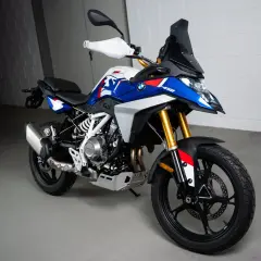 BMW 450 GS lista para la aventura. Su diseño audaz en azul, blanco y rojo la hace destacar.