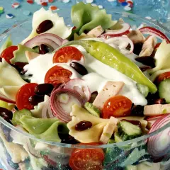 Bunter Nudelsalat mit Tomaten, Gurken, Zwiebeln, Bohnen und einem grünen Chili. Leckere schnelle Salate ohne Mayo sind perfekt für jede Gelegenheit.