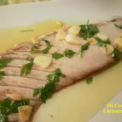 Deliciosa ventresca a la plancha con ajo laminado y perejil fresco, nadando en un sabroso aceite.