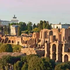 Ruines antiques à Rome, vestiges du Circus Maximus, avec le Vittoriano en arrière-plan.