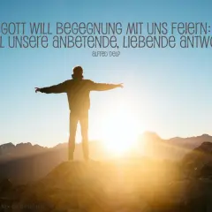 Mann auf Bergspitze mit ausgebreiteten Armen im Sonnenuntergang. Ein Zitat über Gottes Wunsch nach Begegnung, wie in Psalm 113.