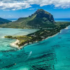Majestatyczna góra Le Morne Brabant na Mauritiusie, otoczona turkusową wodą i zielenią. Nawet podczas mauritius pora deszczowa, krajobraz zachwyca.