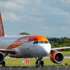 Avion EasyJet sur la piste, prêt pour le décollage. Espérons qu'il n'y aura pas de remboursement retard EasyJet pour ce vol !