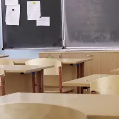 Pusta klasa z ławkami i tablicą. W 1999 roku wprowadzono gimnazja w Polsce.
