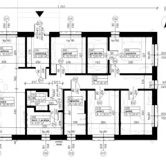 Projekt budowlany zawiera rzut parteru z podziałem na pomieszczenia: salon, kuchnia, spiżarka, gabinet, garderoba, sypialnia, pokoje, łazienka, WC, hol, techniczny z pralnią i wiatrołap.